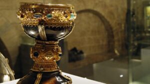 Read more about the article Holy Grail: Artefak Paling Legendaris yang Diburu Seluruh Dunia