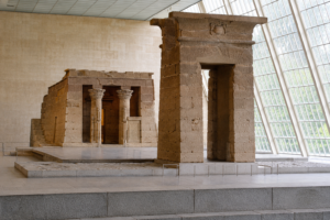 Read more about the article Kuil Dendur: Artefak Legendaris yang Megah dari Mesir Kuno